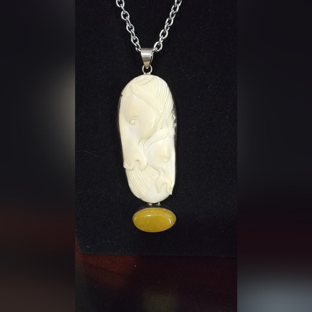 Beautiful piece comes with necklace